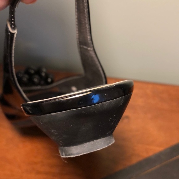 Black patent shoes with 1 1/2” heel - Picture 3 of 5